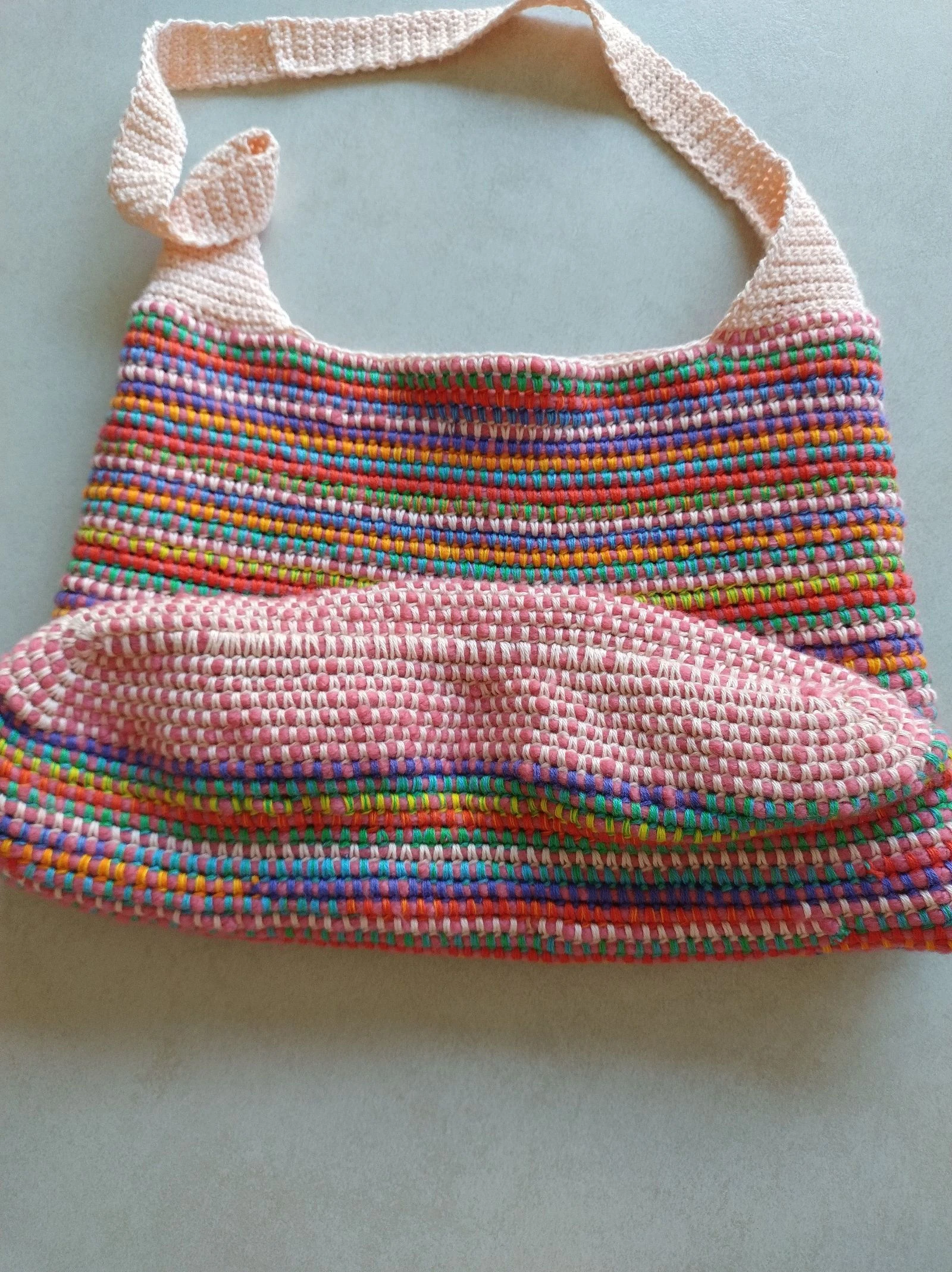 Bolso de hombro hecho a mano con ganchillo en colores del arcoíris – photo 5